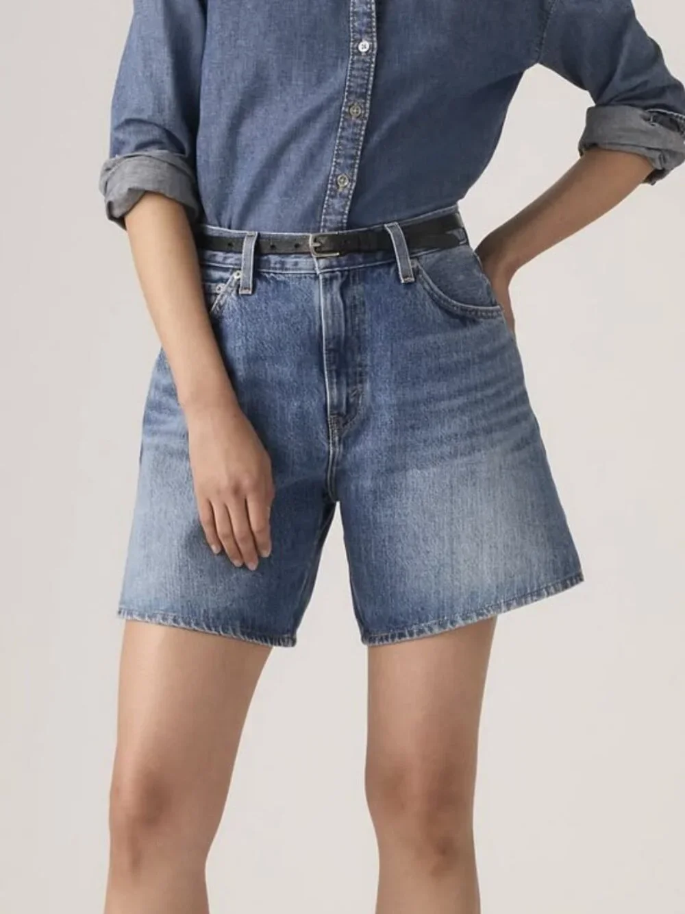 Levi's Women's High Rise Baggy Jean Denim Shorts in Medium Wash Size 25